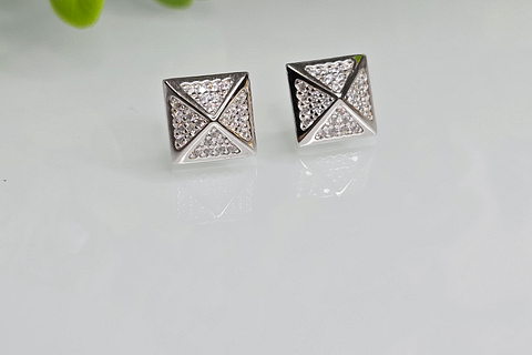 Ear studs pyramid