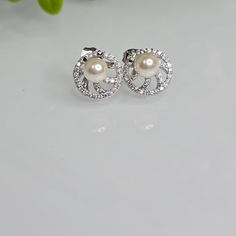 Ear studs pearl
