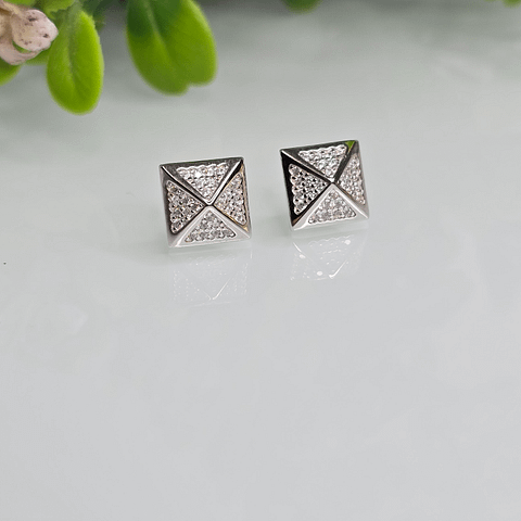 Ear studs pyramid